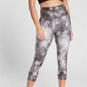 Athleta Salutation Stash Pocket Supernova Capri - Black and White - Small